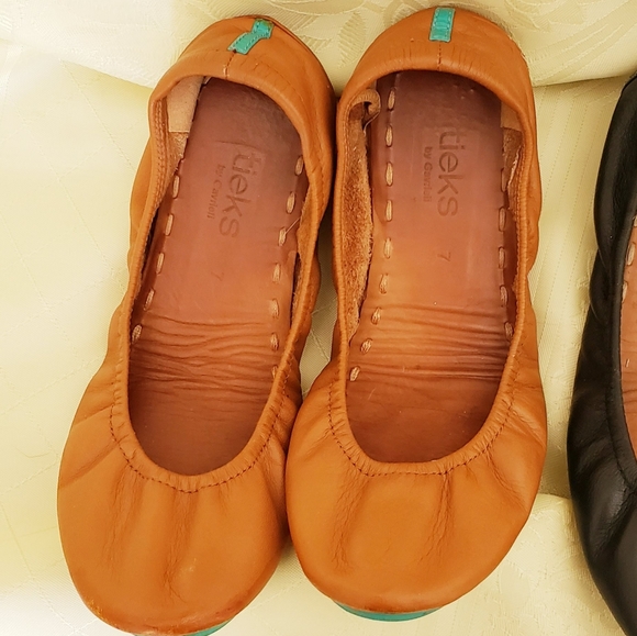 BUNDLE!! Two Pairs of Size 7 Tieks Camel and Black - Picture 3 of 12